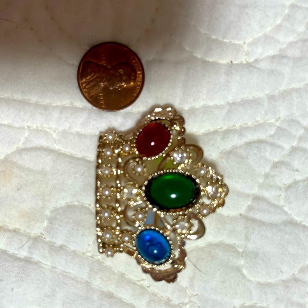 Gold crown brooch with glass jewels